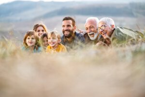 Glückliche Großfamilie genießen, während Sie sich im Gras entspannen.